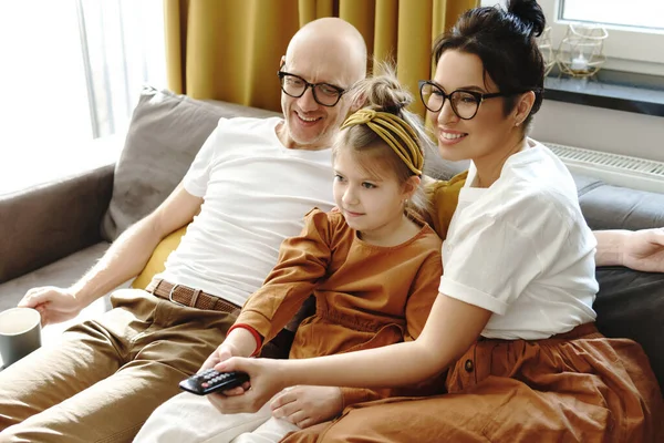 Familia Feliz Viendo Programa Televisión Juntos Sentados Sofá Casa —  Fotos de Stock