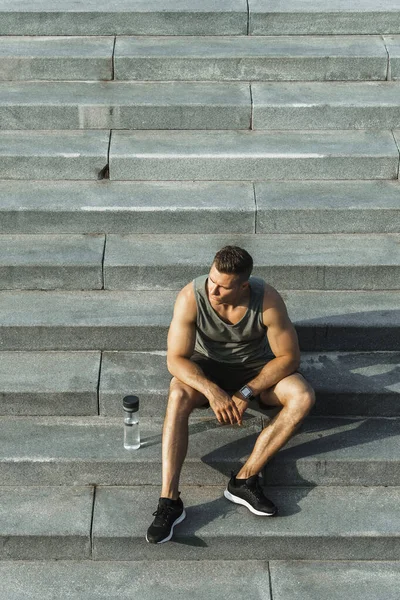 Junger Selbstbewusster Athletischer Mann Sitzt Nach Fitnesstraining Freien Auf Betontreppen — Stockfoto