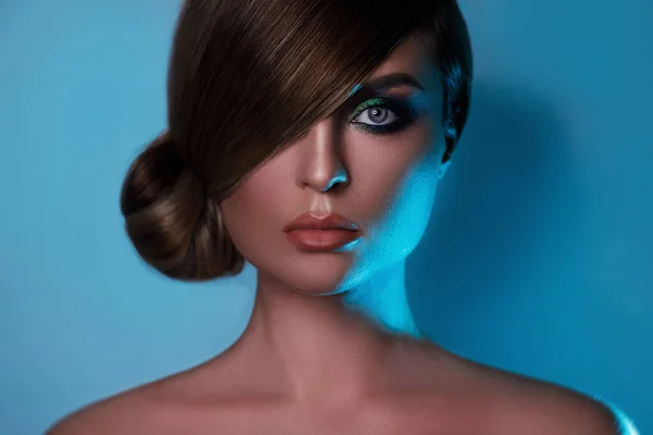 Seksowny Model Stylowym Obrazie Eleganckimi Włosami Pokrywającymi Jedno Oko Pięknymi — Zdjęcie stockowe