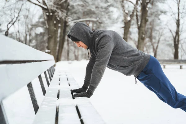 Atletische Man Doet Push Ups Tijdens Zijn Calisthenics Wintertraining Besneeuwd — Stockfoto