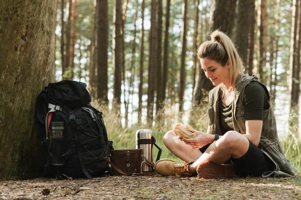 Giovane Escursionista Femminile Durante Piccola Pausa Mangiare Panino Nella Foresta — Foto Stock