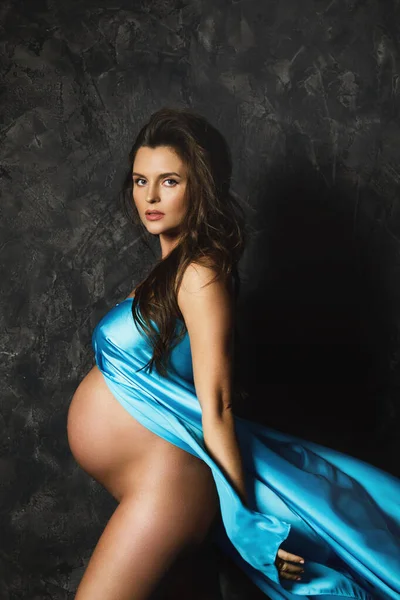 Portrét Mladé Krásné Těhotné Ženy Krásnou Modrou Létající Saténovou Tkaninou — Stock fotografie