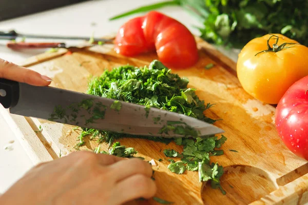 Mulher Cortando Salsa Verde Endro Para Salada Vegetariana Saudável — Fotografia de Stock