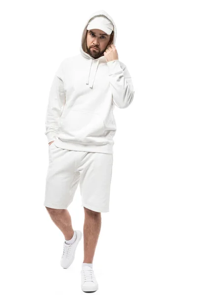 Schöner Mann Mit Weißer Mütze Kapuzenpullover Und Shorts Auf Weißem — Stockfoto