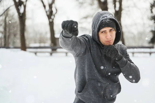 Młody Bokser Podczas Treningu Zimowego Zaśnieżonym Parku — Zdjęcie stockowe