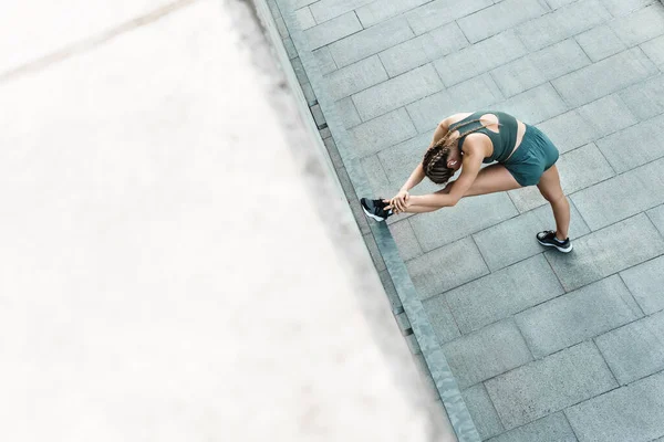 Giovane Sportiva Donna Allunga Durante Allenamento Fitness All Aperto — Foto Stock