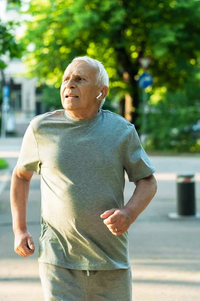 Homem Idoso Ativo Durante Seu Treino Corrida Parque Cidade — Fotografia de Stock