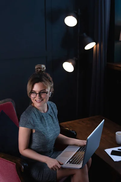 Young Beautiful Businesswoman Working Late Night Her Office — Stock Photo, Image