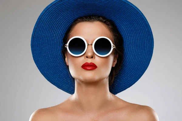 Mulher Jovem Bonita Vestindo Chapéu Azul Óculos Sol Está Pronto — Fotografia de Stock