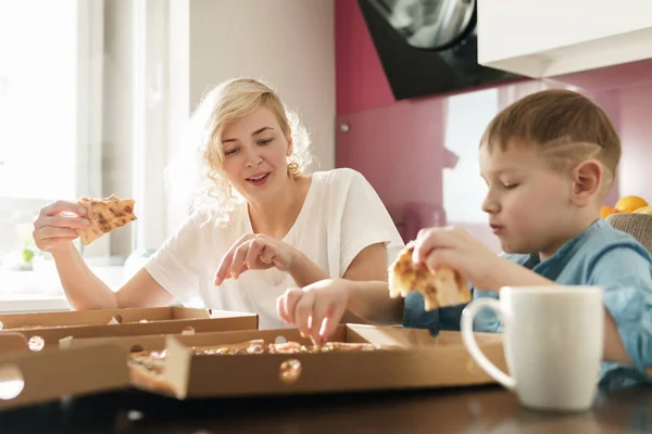 Madre Lindo Hijo Comiendo Deliciosa Pizza Italiana Casa —  Fotos de Stock