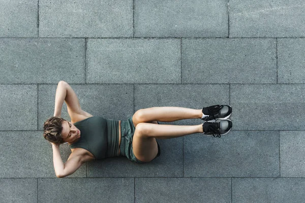 Giovane Donna Atletica Che Addominali Crunches Esercizio Sul Pavimento Cemento — Foto Stock