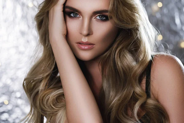 Retrato Mujer Hermosa Con Hermoso Pelo Rizado Maquillaje Profesional Estudio —  Fotos de Stock