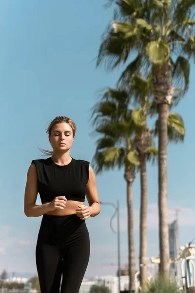Jonge Atletische Vrouw Loopt Tijdens Haar Zomer Joggen Workout — Stockfoto