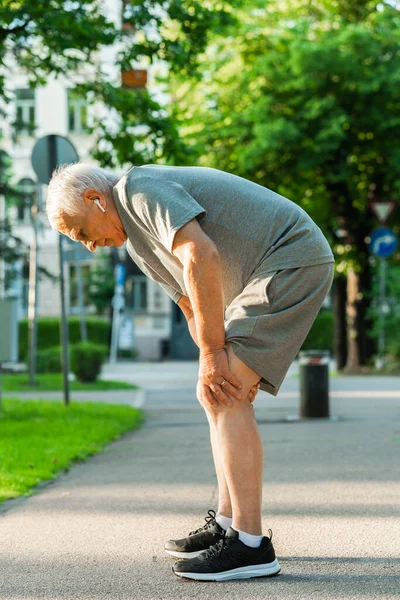 Anciano Que Sufre Dolor Rodilla Durante Entrenamiento Jogging Parque Ciudad — Foto de Stock