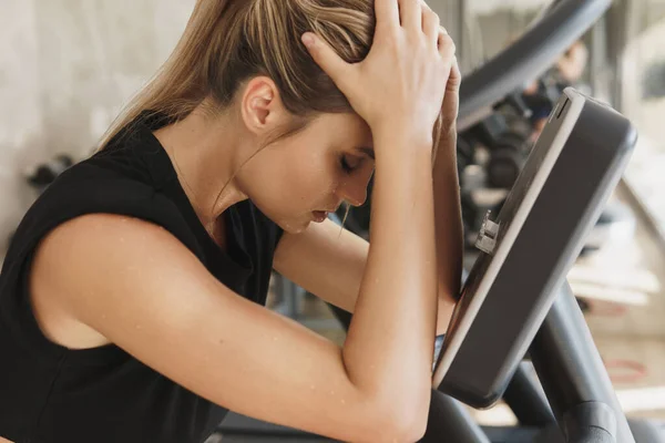 Exhausted Athletic Woman Her Fitness Workout Gym — Stock Photo, Image