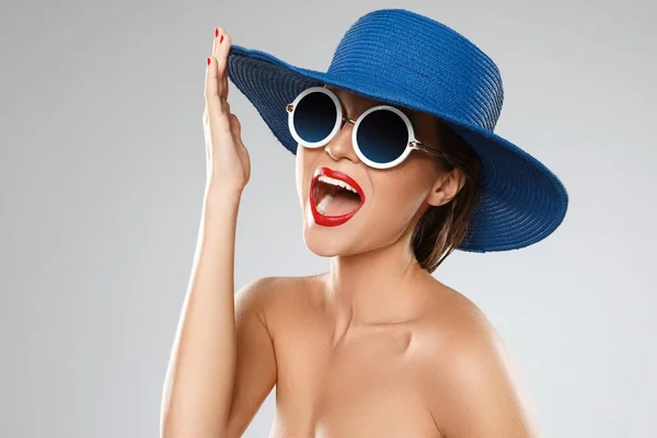 Junge Und Schöne Frau Mit Blauem Hut Und Sonnenbrille Ist — Stockfoto