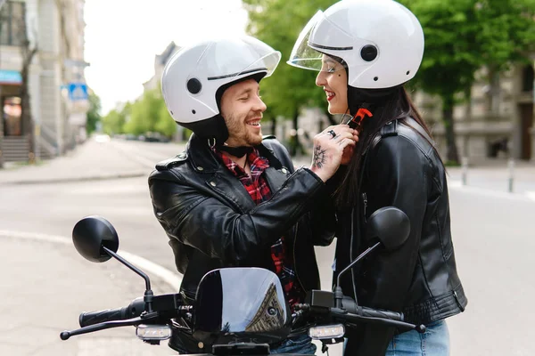 Junges Und Stilvolles Paar Trägt Motorradhelme Vor Fahrt Auf Elektroroller — Stockfoto