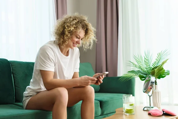 Portrait Young Beautiful Woman Using Smartphone Relaxing Home — Stock Photo, Image