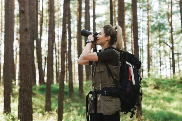 Escursionista Femminile Scattare Foto Utilizzando Moderna Fotocamera Mirrorless Nella Foresta — Foto Stock