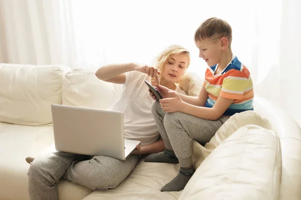 Mère Fils Maison Garçon Apprend Utiliser Une Tablette — Photo