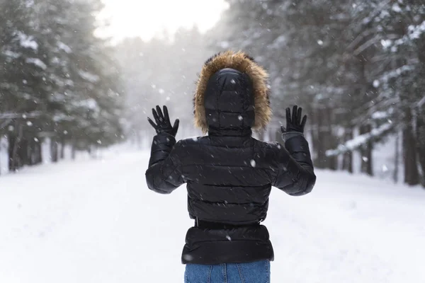 Mladá Žena Nosí Bundu Kapucí Procházky Parku Během Chladného Zimního — Stock fotografie