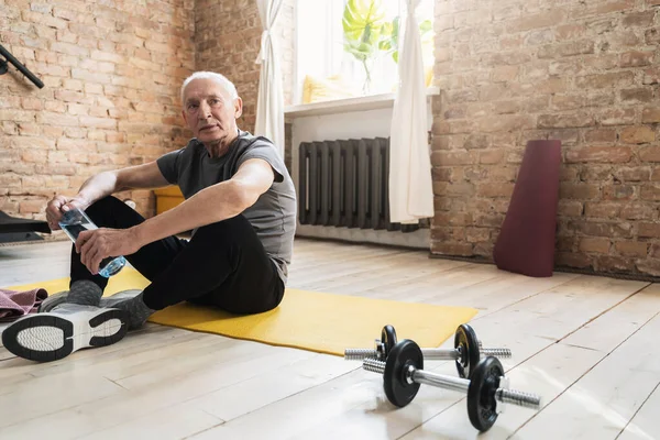 Hombre Edad Avanzada Activo Relajarse Después Entrenamiento Fitness Casa — Foto de Stock
