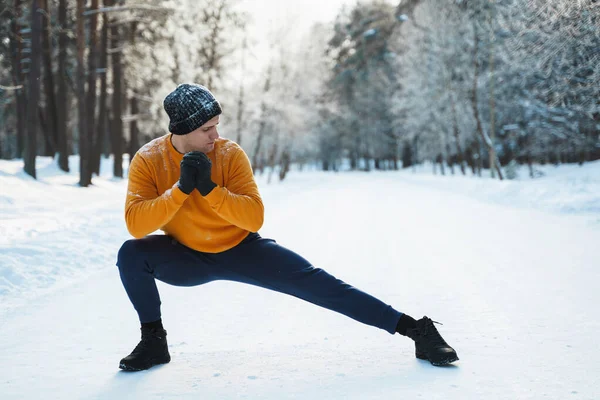 Αθλητικός Άνδρας Κάνει Ζέσταμα Πριν Την Γυμναστική Του Χειμώνα Στο — Φωτογραφία Αρχείου