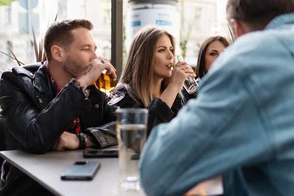 Koncepcje Partii Lub Alkoholizmu Grupa Przyjaciół Pije Piwo Koktajle Barze — Zdjęcie stockowe