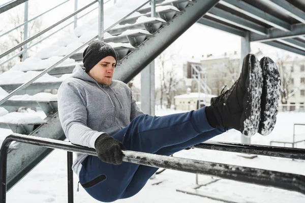 Kraftsportler Beim Calisthenics Training Einem Parallelen Barren Einem Verschneiten Wintertag — Stockfoto