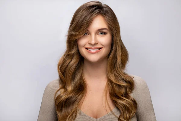 Retrato Jovem Mulher Bonita Com Penteado Encaracolado Fundo Cinza — Fotografia de Stock