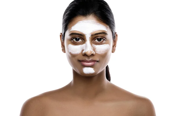 Jong Indisch Vrouw Met Een Reinigen Masker Toegepast Haar Gezicht — Stockfoto