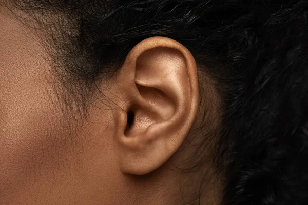 Körperteile Detail Nahaufnahme Schwarzes Weibliches Ohr — Stockfoto