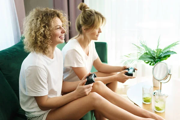 Twee Mooie Meisjes Spelen Video Game Console Woonkamer Van Mooi — Stockfoto