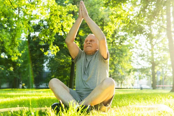 Homem Idoso Ativo Meditando Durante Seu Treino Ioga Parque Cidade — Fotografia de Stock