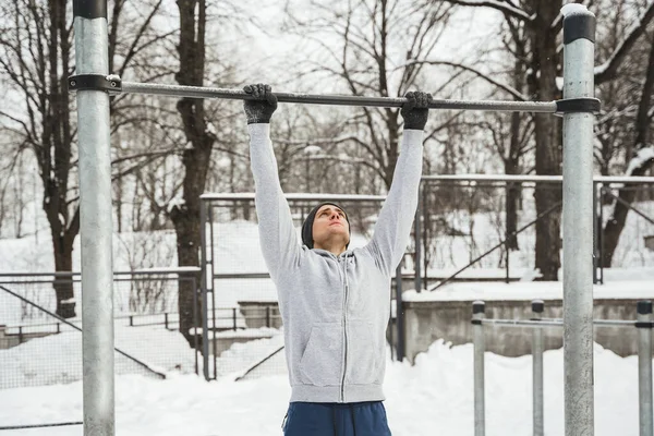 Jonge Atletische Man Doet Pull Ups Horizontale Balk Tijdens Zijn — Stockfoto