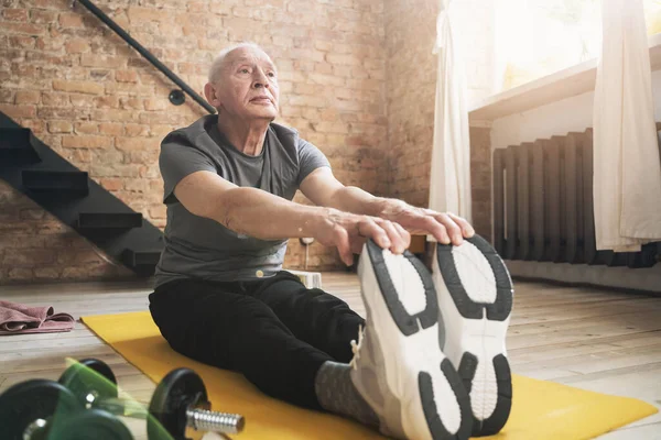 Hombre Edad Avanzada Activo Sentado Estirándose Una Alfombra Amarilla Durante — Foto de Stock