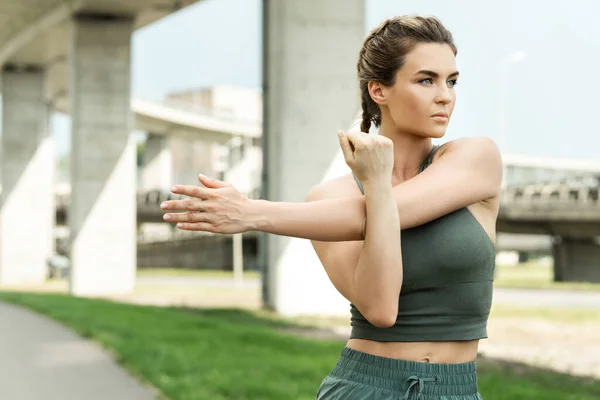 Giovane Fiduciosa Atleta Donna Sta Riscaldando Prima Del Suo Allenamento — Foto Stock