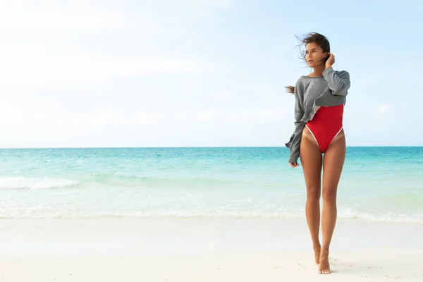 수영복을 모래사장을 아름다운 — 스톡 사진