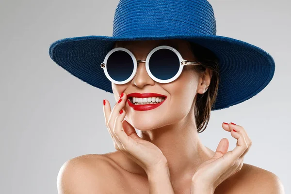 Mujer Joven Hermosa Con Sombrero Azul Gafas Sol Está Listo — Foto de Stock