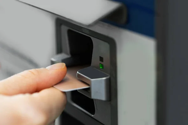 Zbliżenie Żeńskiej Dłoni Kartą Kredytową Automatem Biletowym — Zdjęcie stockowe