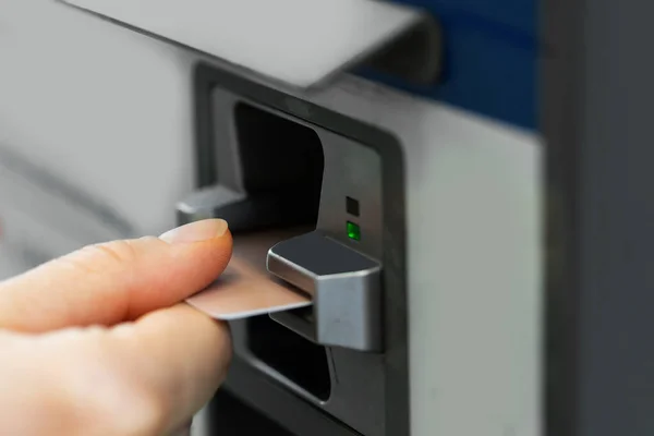 Close Van Vrouwelijke Hand Met Een Creditcard Ticket Automaat — Stockfoto