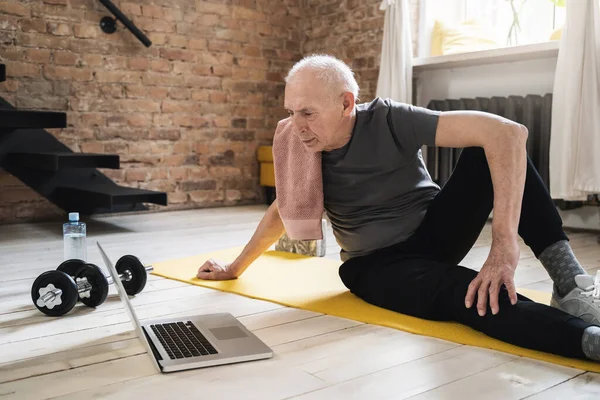 Hombre Edad Avanzada Activa Viendo Clase Fitness Línea Durante Entrenamiento — Foto de Stock