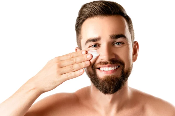 Schönheit Für Männer Junger Mann Trägt Vor Weißem Hintergrund Feuchtigkeitscreme — Stockfoto