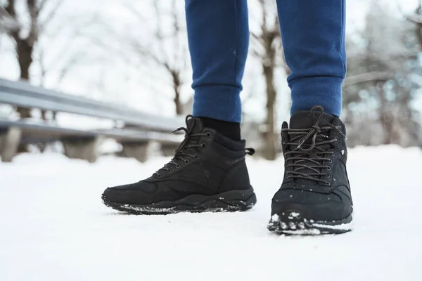 Joggare Man Bär Svarta Sneakers Vinter Stadspark — Stockfoto