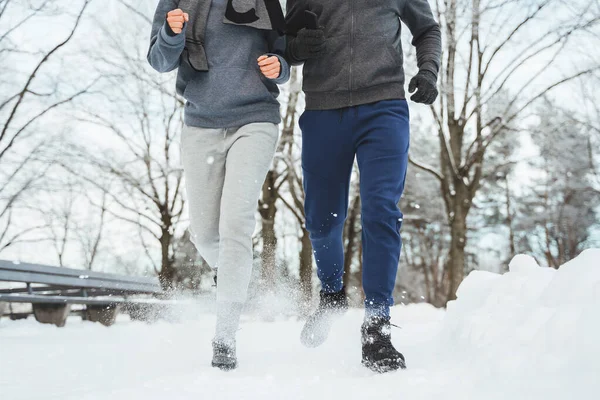 Młoda Sportowa Para Podczas Zimowego Joggingu Zaśnieżonym Parku Miejskim — Zdjęcie stockowe