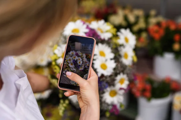 Florista Joven Está Tomando Una Foto Del Ramo Flores Silvestres — Foto de Stock