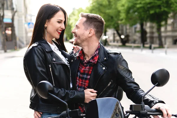 Junges Und Stilvolles Paar Hat Spaß Beim Fahren Mit Dem — Stockfoto