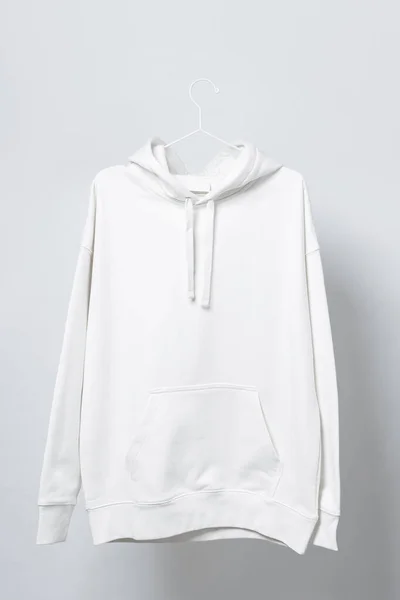 Hoodie Branco Branco Pendurado Cabide Metálico Fino Contra Fundo Cinza — Fotografia de Stock