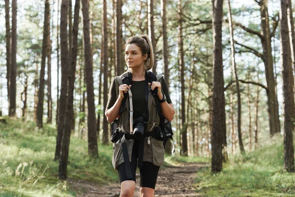 Female Hiker Walking Backpack Modern Mirrorless Camera Green Forest — Stock Photo, Image