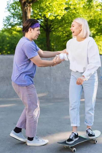 Partnersuche Oder Freundschaft Unbekümmertes Teenager Paar Einem Skatepark Guy Gibt — Stockfoto